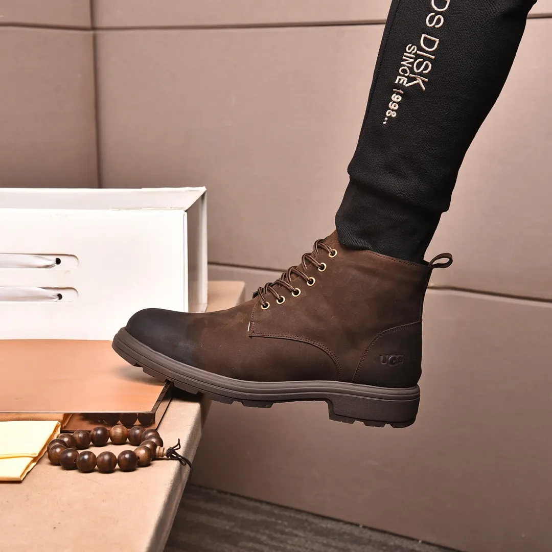 Men's shoes 💰640 (full genuine wool lining, 10% off for fake ones) Please pay attention to the quality of the original item and compare the thickness of the wool 🏮🏮 Popular UGG men's shoes from Australia's warm luxury brand, the official website is synchronized, Beckham men's style..., made of imported first-layer waxed cowhide, waxed toe cap, Australian real wool velvet lining Carefully sewn...Imported rubber Martin boots outsole (comfortable, soft and wear-resistant). I really like the quality..Exquisite workmanship. You can't put it down at first sight. Size 39-44